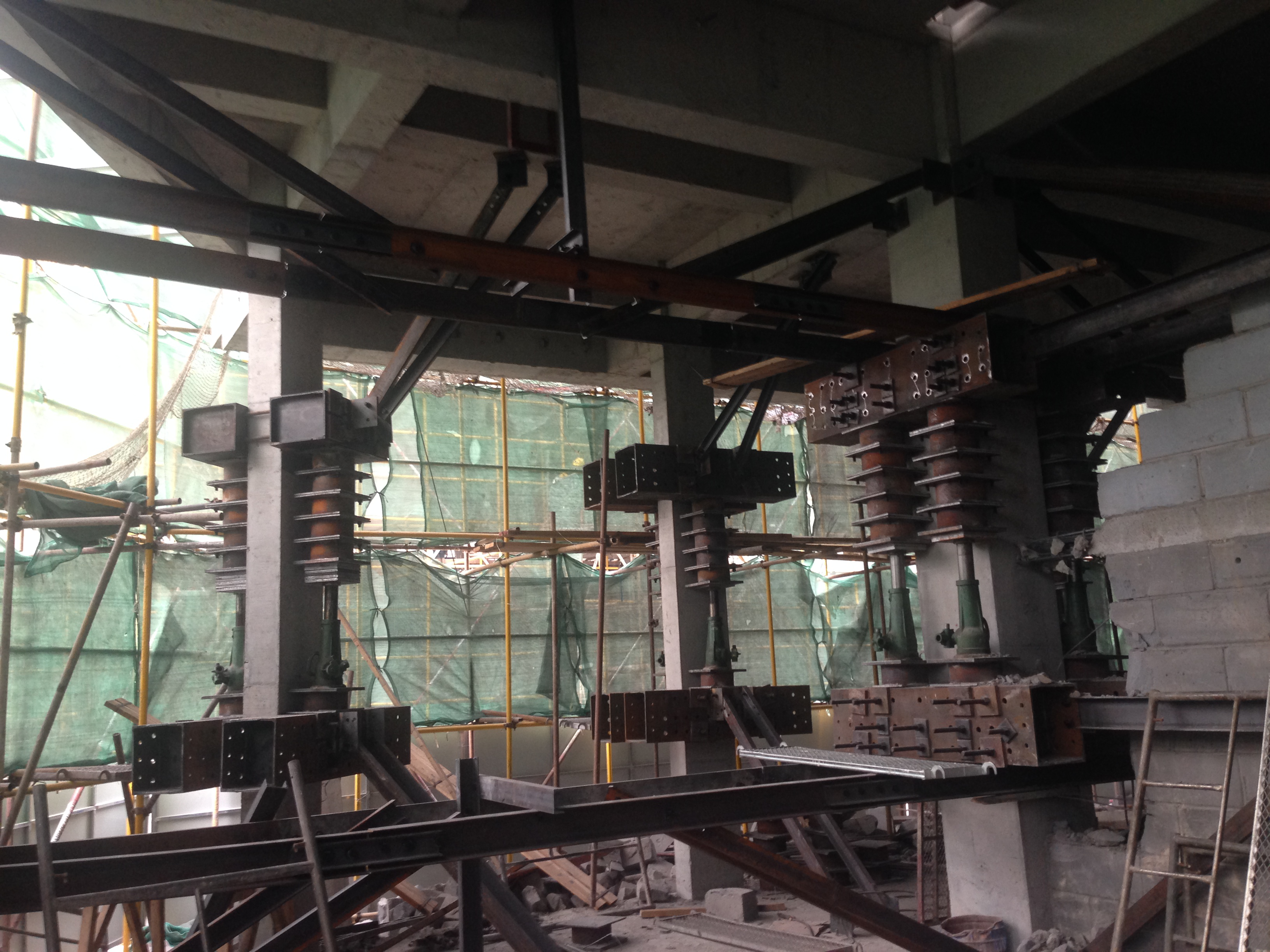 （2014年）泰安某廣場豎向移位工程