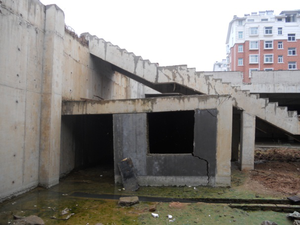 （2011年）平邑明德花園超市（地下），因地下水位變化導致框架梁、柱開裂