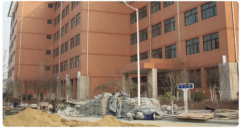 某教學樓不均勻沉降嚴重，墻體開裂，采用鋼管微型樁托換加固。(2009年)