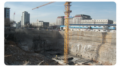 千佛山醫(yī)院保健綜合樓基坑復(fù)合土釘墻支護(hù)，基坑深度最大21m ( 2012年)